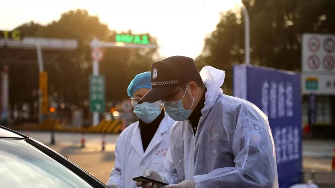 疫情中的微光，那些平凡而伟大的身影