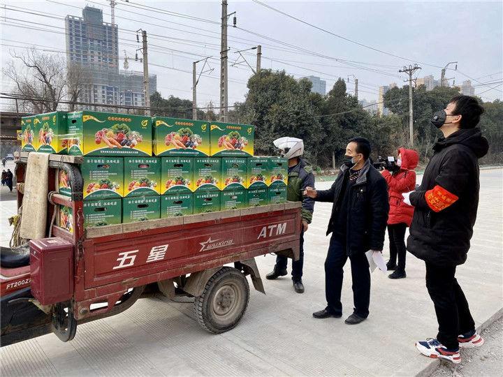疫情下的温暖瞬间，人间真情在逆境中闪耀
