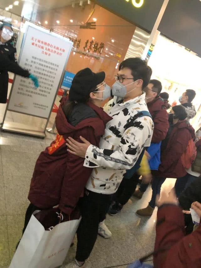 武汉早期疫情，一对普通夫妻的非凡坚守