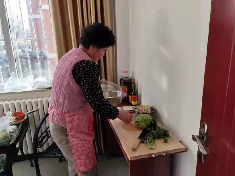 疫情下的温情脉脉，邻里间的守望相助
