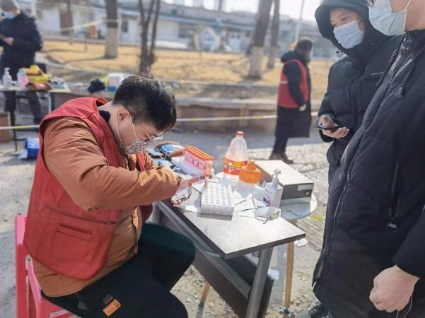疫情寒冬中的温暖之光，难忘的瞬间点亮希望