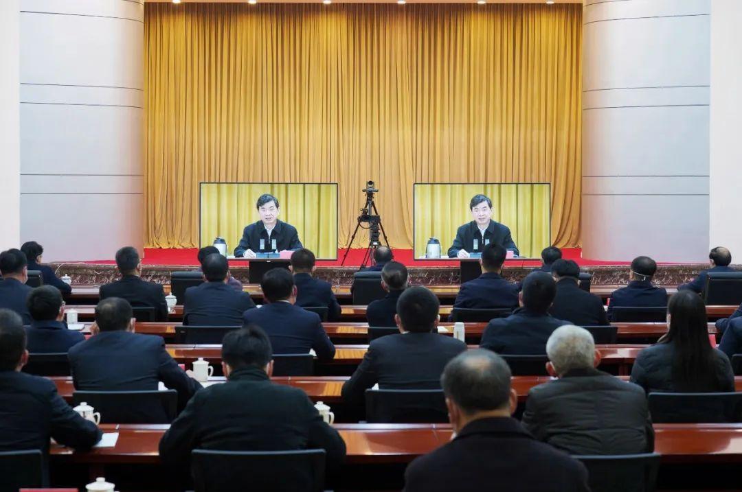 疫情中的温暖光芒，感人催泪视频见证人间真情